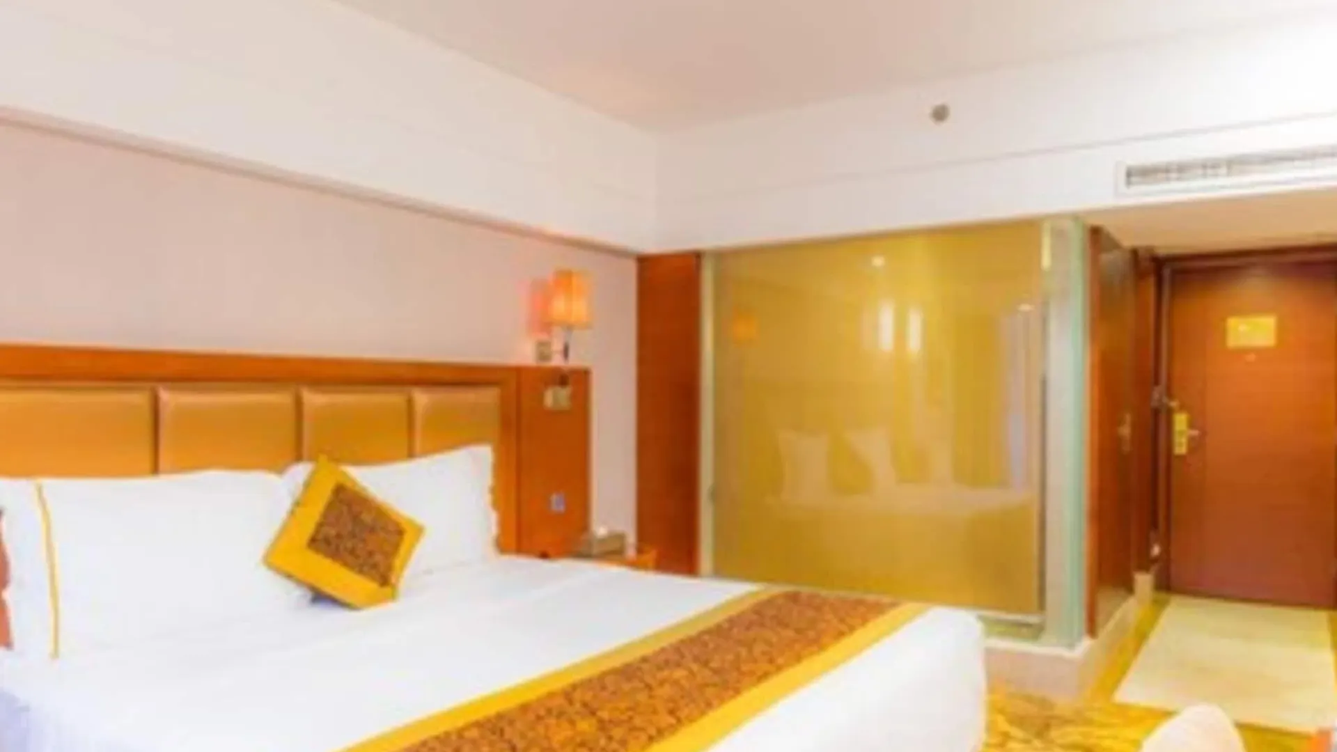 Zhuhai Guotai Hotel 4*,